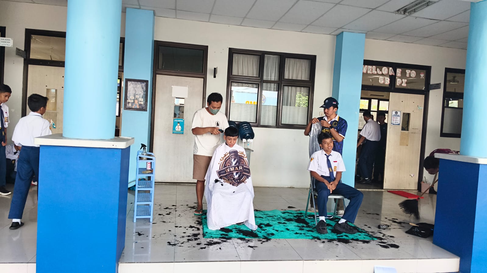 SMP UMP Gelar Potong Rambut Massal, Tanamkan Kedisiplinan dan Dukung UMKM Lokal